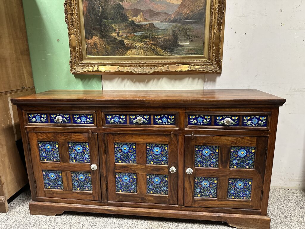 Elegante servante in legno di sheesham con intarsi in ceramica, un vero gioiello dell'artigianato indiano, ora disponibile al nostro mercatino dell'usato. #mercatinodell'usato #GravinadiCatania #servanteindiano