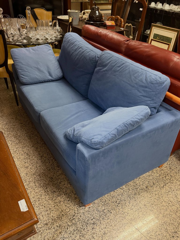 Divano 2 posti Château d’Ax  design pulito tessuto morbido blu azzurro con cuscini abbinati inclusi. — € 150 — Gravina