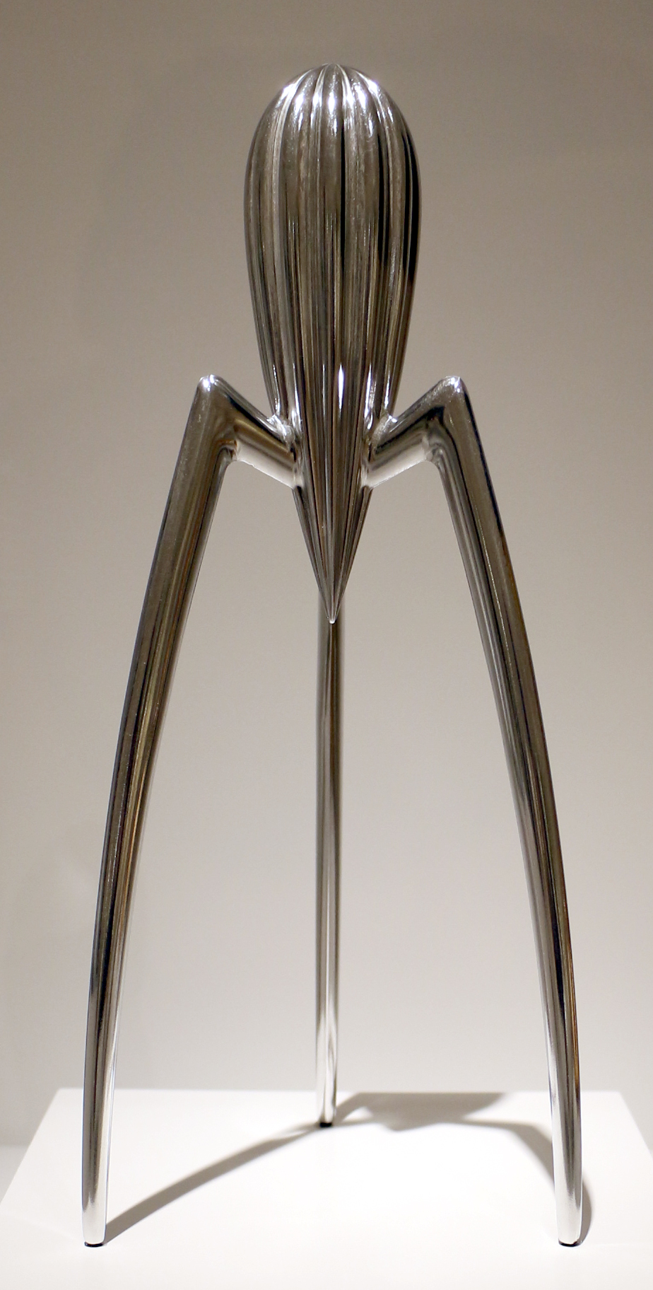 Spremiagrumi Juicy Salif esposto come opera di design industriale all'Indianapolis Museum of Art