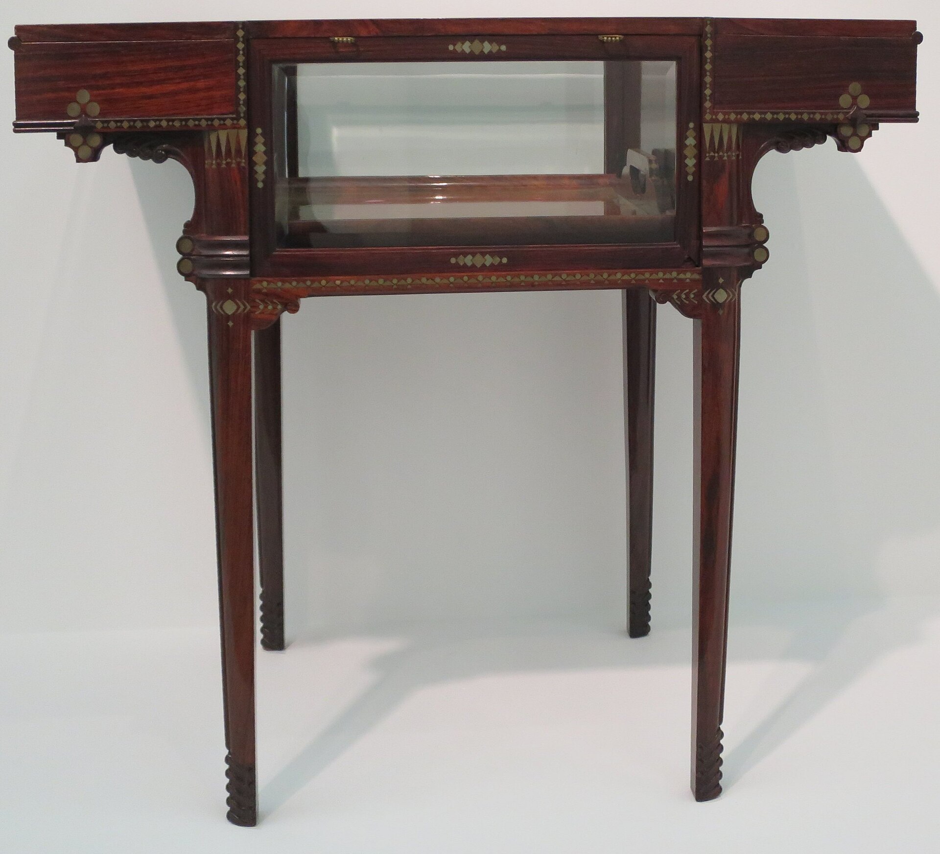 Tavolino da te di Eugenio Quarti 1914 noce mogano ottone celluloide vetro Liberty italiano Wolfsonian Museum