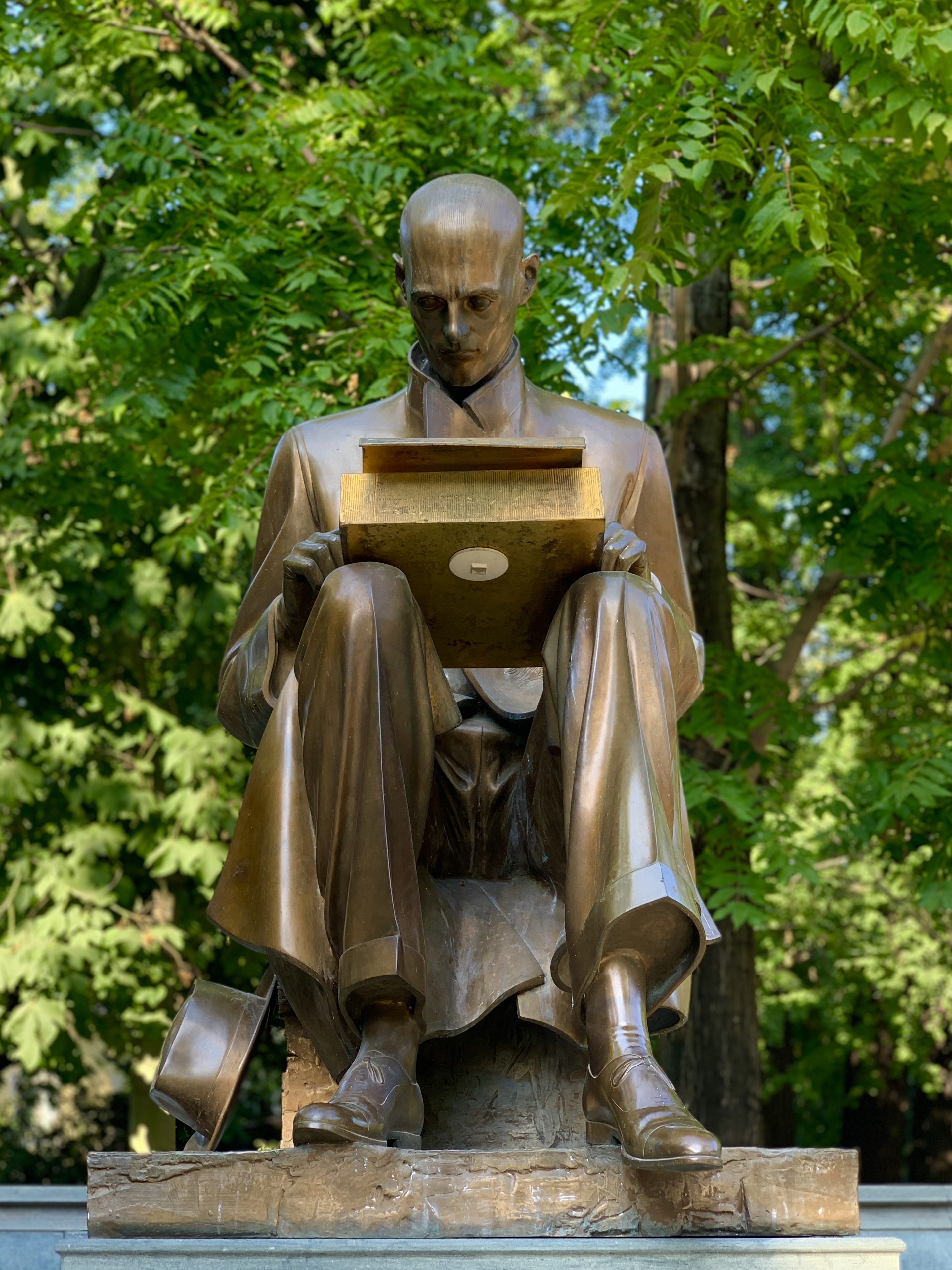 Monumento bronzeo a Indro Montanelli che scrive sulla sua Olivetti Lettera 22, Giardini Pubblici di Milano