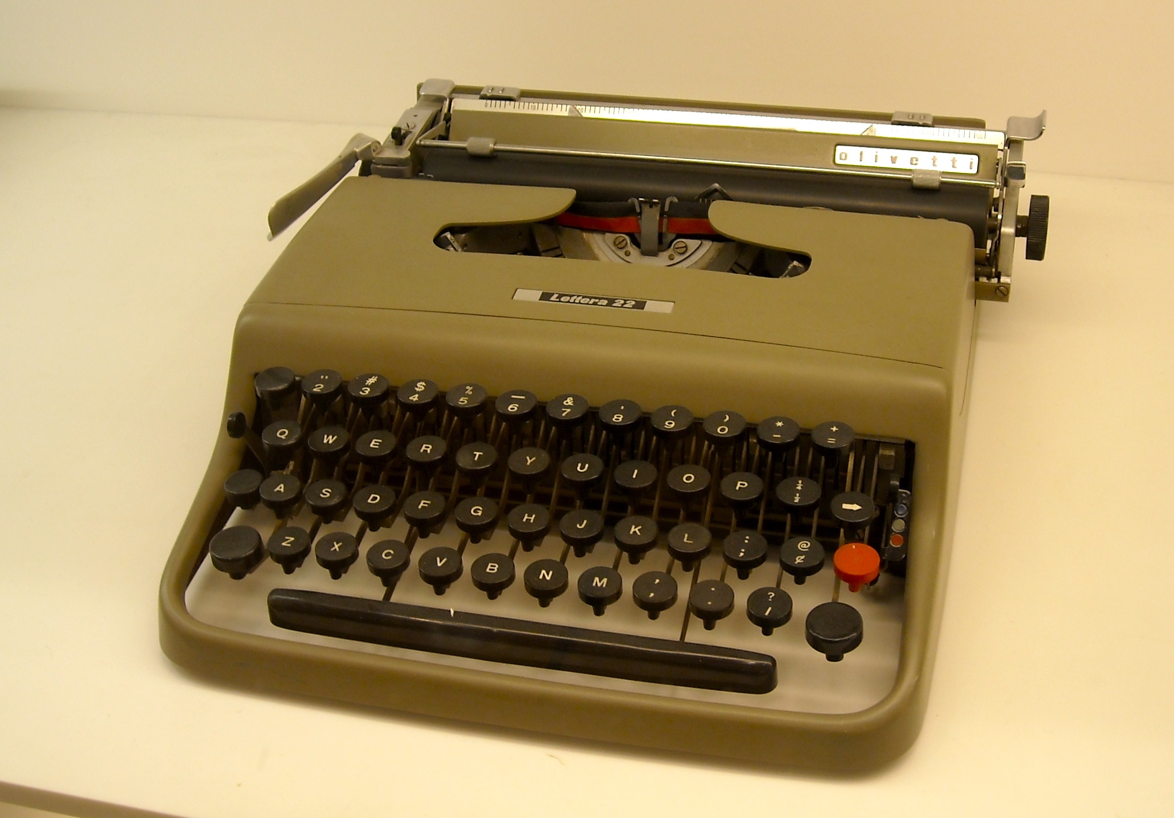 Esemplare della Olivetti Lettera 22 esposto al Museum of Modern Art di New York