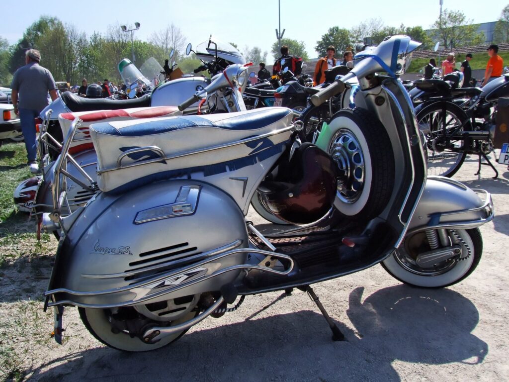 Vespa GS 150 Piaggio del 1960, versione Gran Sport con il caratteristico faro tondo allungato sul manubrio
