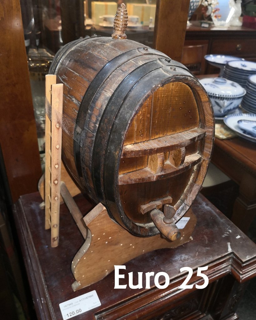Miniatura botte in legno euro 25 la trovi da il bello dell’usato via Gramsci 47 Gravina di Catania per info contattare lo 095 397471 — Contattaci per il prezzo — Gravina