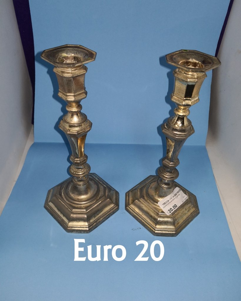 Coppia portacandele argentati euro 20 li trovi da il bello dell’usato via Gramsci 47 Gravina di Catania 095 397471 — Contattaci per il prezzo — Gravina
