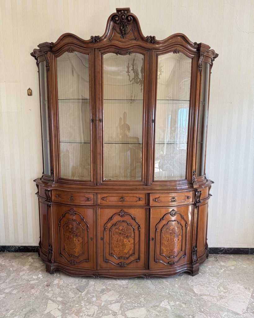 Credenza classica intarsiata si trova in via Gustavo Vagliasindi 43 prezzo 250.00 per info contattare al 095432144 — Contattaci per il prezzo — Gravina