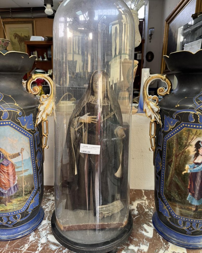Madonna addolorata in cera si trova in via Gustavo Vagliasindi 43 Catania per info contattare al 095432144 — Contattaci per il prezzo — Catania
