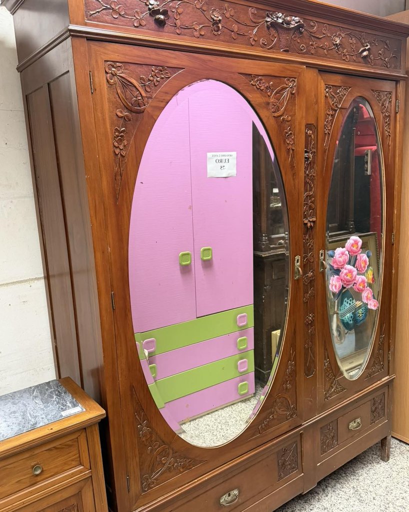 Armadio Liberty intagliato a soli 250 — € 250 — Gravina