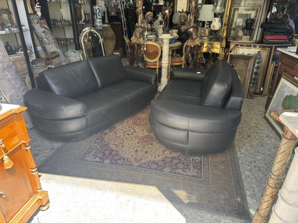 Coppia divane in vera pelle nera si trovano in via Gustavo Vagliasindi 43 Catania prezzo euro 500.00 per maggiori informazioni contattare al 095432144 — Contattaci per il prezzo — Catania