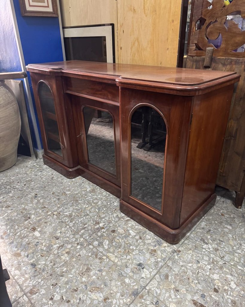 Servante antica inglese si trova in via Gustavo Vagliasindi 43 Catania prezzo speciale euro 50.00 per prenotazione contattare al 095432144 — Contattaci per il prezzo — Catania