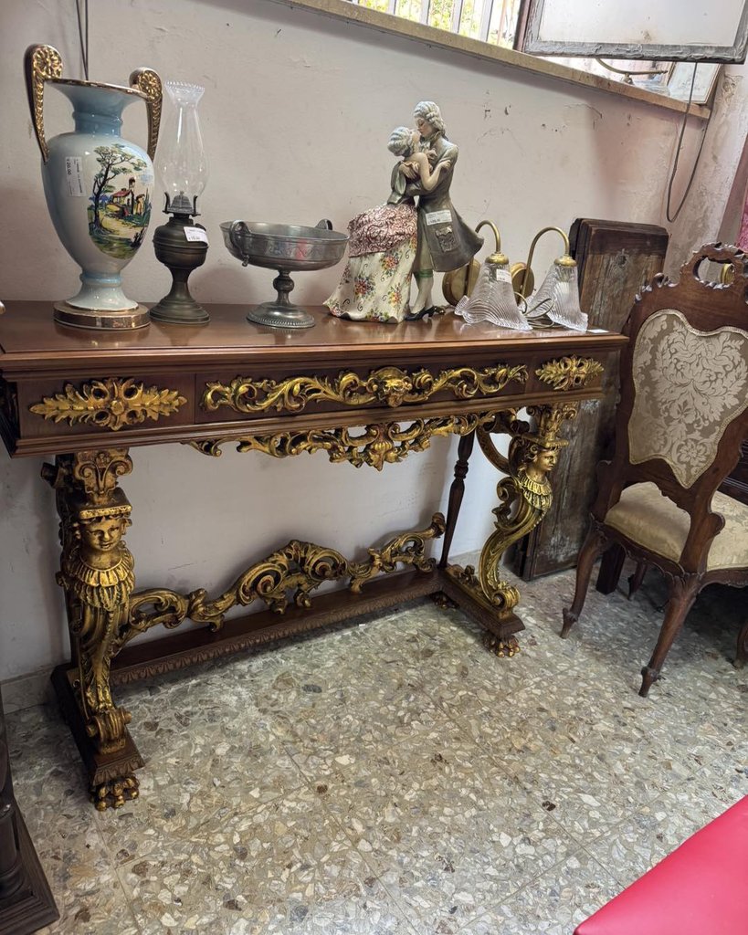 Console scolpita si trova in via Gustavo Vagliasindi 43 Catania prezzo 150.00 — Contattaci per il prezzo — Catania