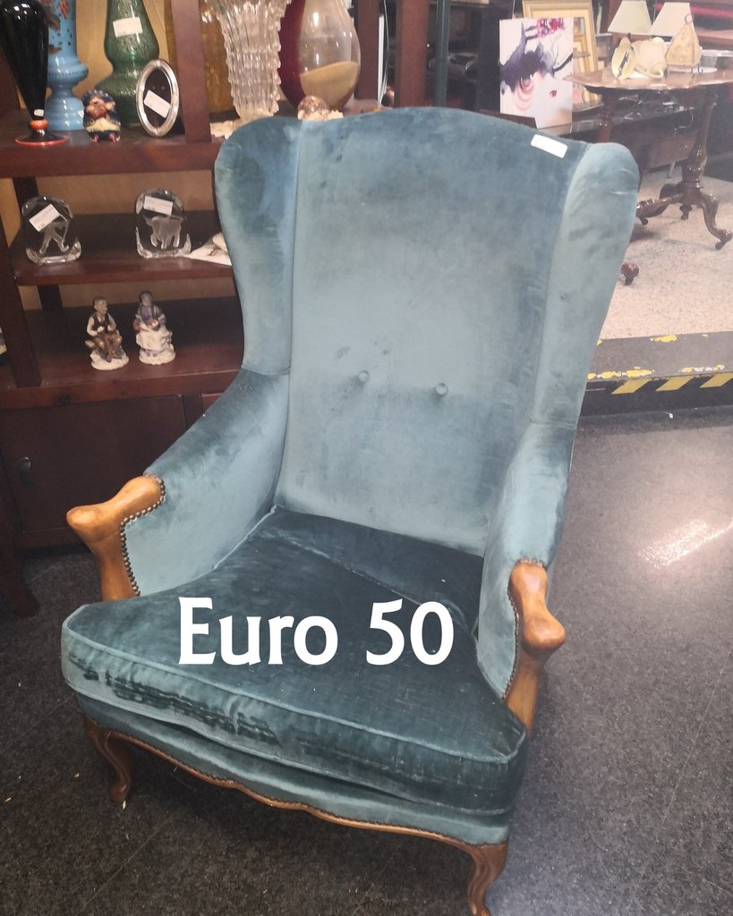 Poltrona in velluto blu euro 59 la trovi da il bello dell’usato via Gramsci 47 Gravina di Catania per info contattare lo 095 397471 — Contattaci per il prezzo — Gravina