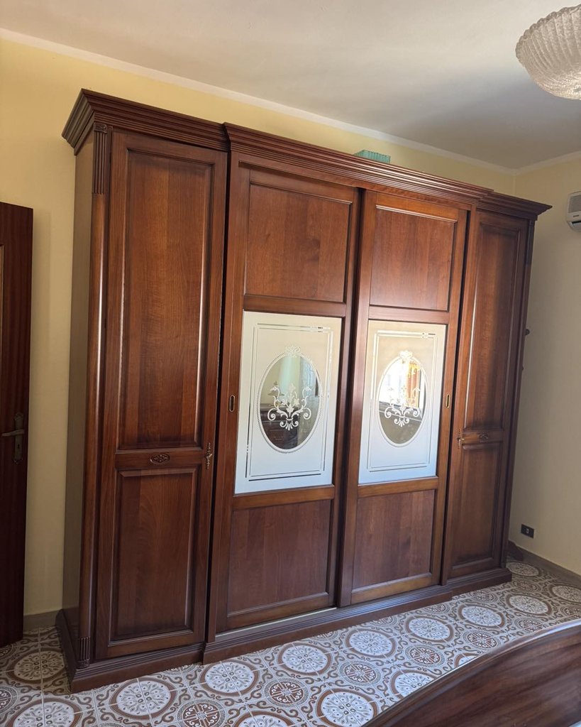 Camera da letto noce si trova in via Gustavo Vagliasindi 43 Catania prezzo 1100.00 euro per maggiori info contattare al 095432144 — Contattaci per il prezzo — Catania