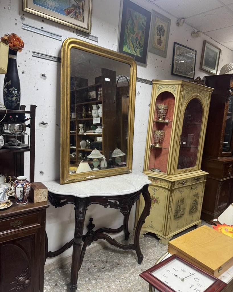 Console Luigi Filippo 400.00 euro spechio antico francese 230.00 euro vetrina fiorentina 250.00 si trovano in via Gustavo Vagliasindi 43 Catania — Contattaci per il prezzo — Catania