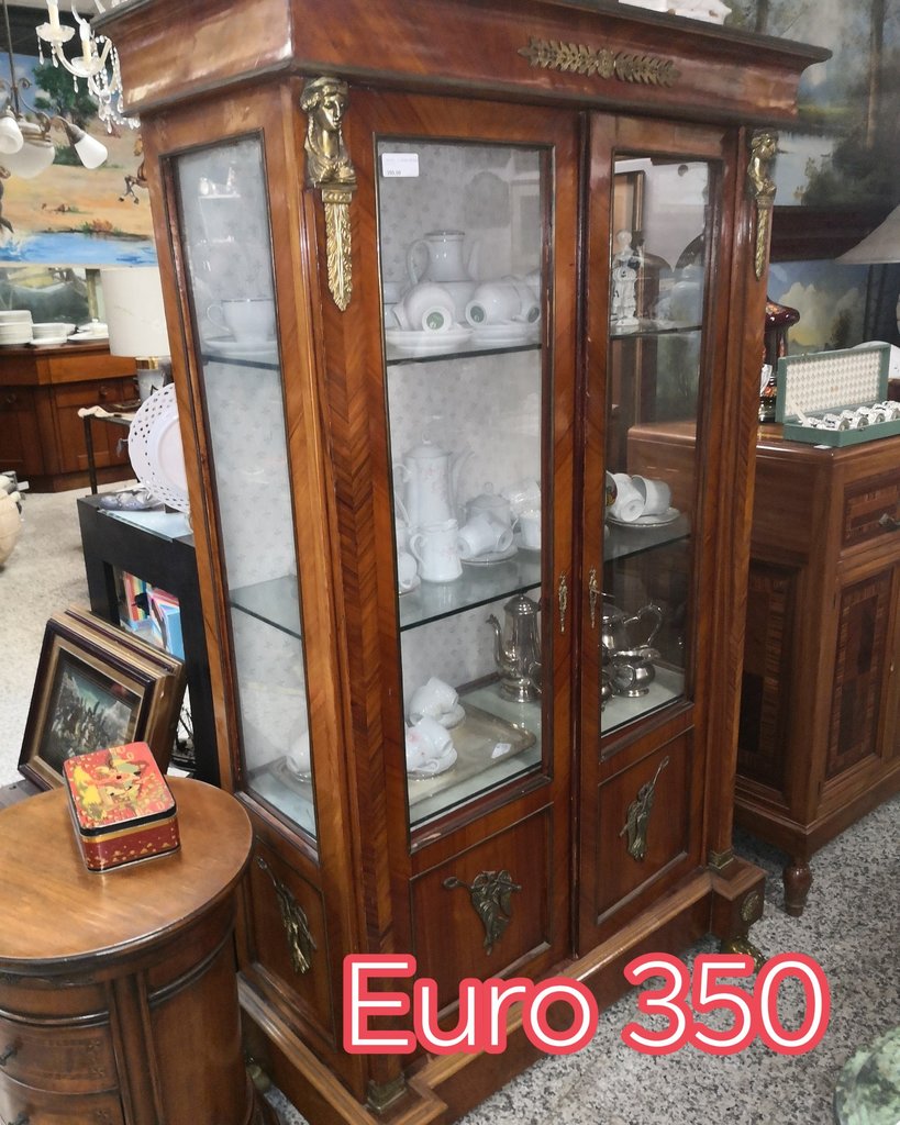 Vetrina a Due Ante in Legno con Ripiani — € 350 — Gravina