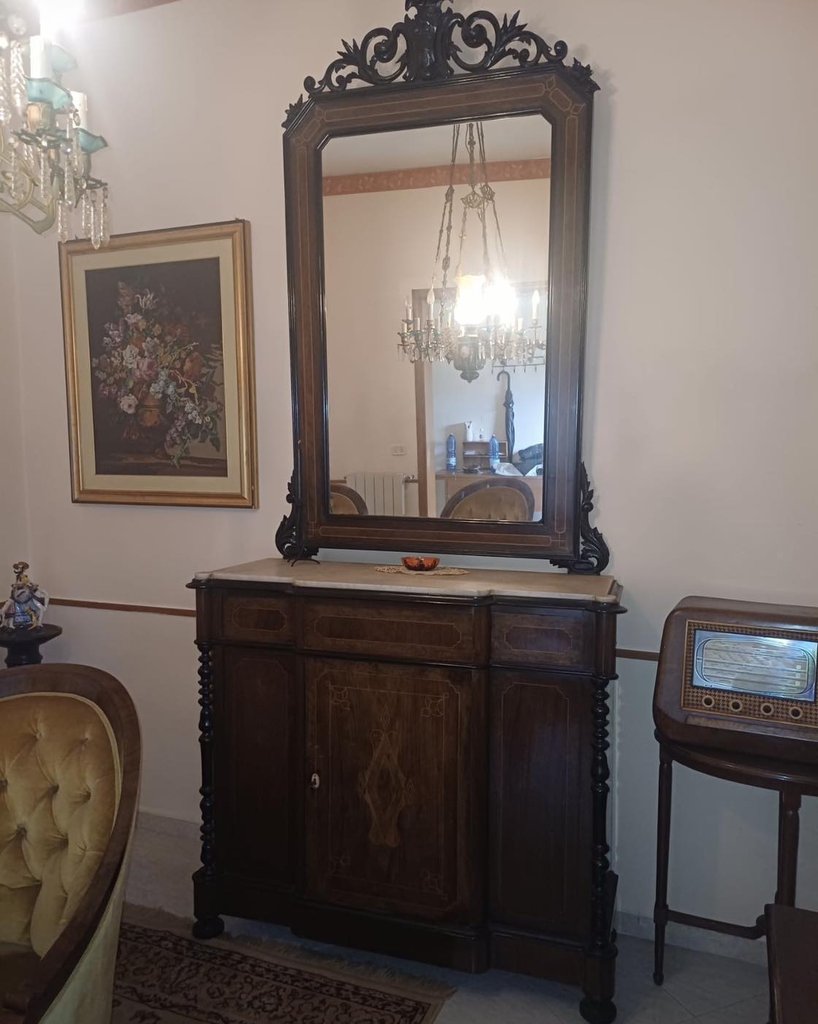 Étagère Siciliana dell’Ottocento in Legno Massello — € 1.000 — Catania